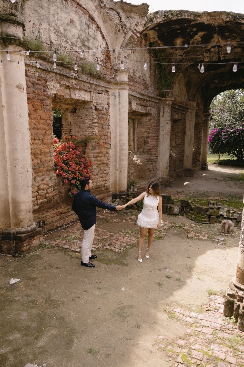 Ivette y Pablo caminando de la mano