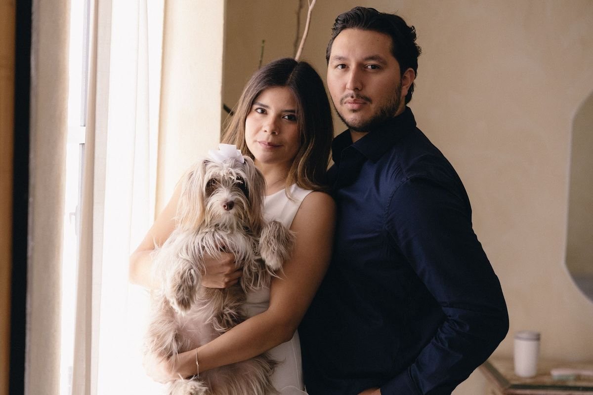 Ivette y Pablo con Trufa en brazos